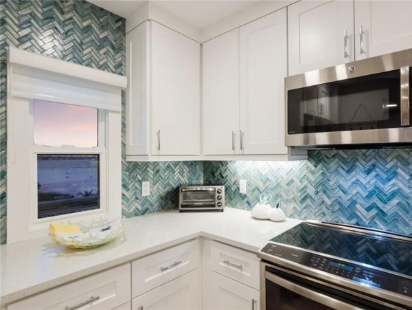 Beachfront Two Bedroom Vacation Condo in Lido Key Sleeps 4