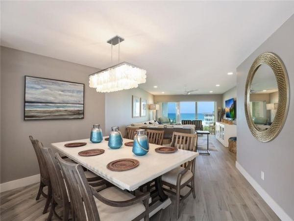 Beachfront Two Bedroom Vacation Condo in Lido Key Sleeps 4