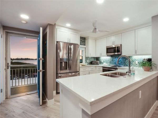 Beachfront Two Bedroom Vacation Condo in Lido Key Sleeps 4