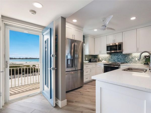 Beachfront Two Bedroom Vacation Condo in Lido Key Sleeps 4