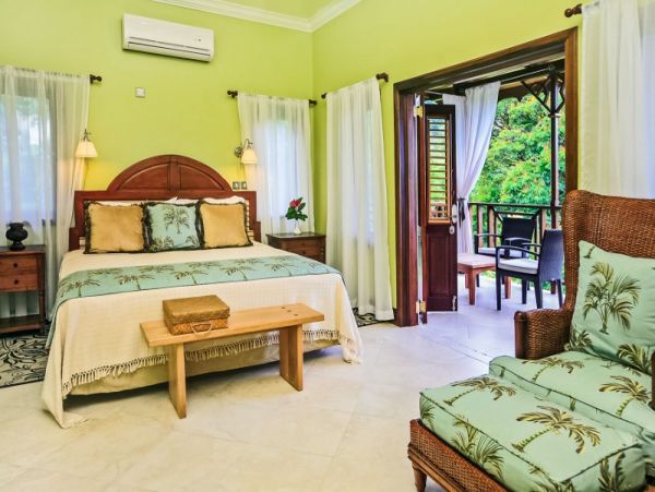 5 Bedroom Walk to Beach Tropical St Lucia Oasis!
