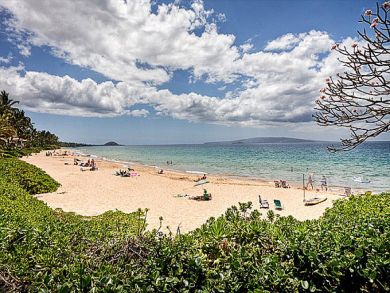 Charming Two Bedroom Condo Sleeps 4 Guests Steps to Beach