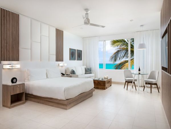 Deluxe Oceanfront Suite