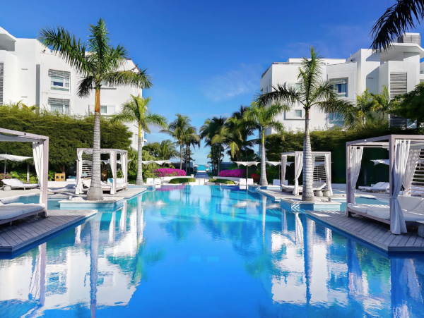 Deluxe Oceanfront Suite
