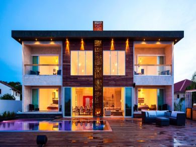 Full Service Luxury 9 Bedroom Beachfront Villa