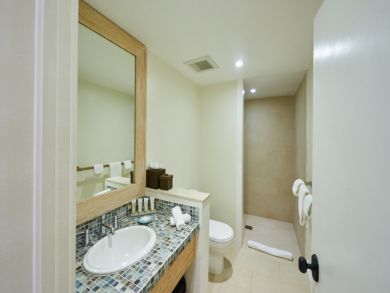 Bahamas Three Bedroom Vacation Condo with Sea View Sleeps 6