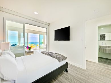 Luxury Oceanfront Four Bedroom Vacation Home in Malibu