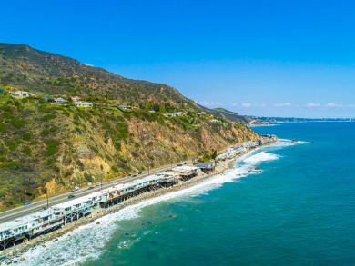 Luxury Oceanfront Four Bedroom Vacation Home in Malibu