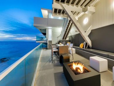 Luxury Oceanfront Four Bedroom Vacation Home in Malibu