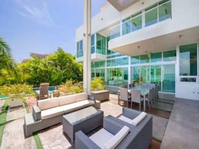 Exclusive Four Bedroom Waterfront Villa Exclusive Four Bedroom Waterfront Villa