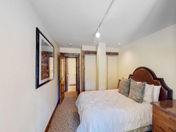Luxurious Vail Condo Two-Bedroom with Stunning Views & Amenities