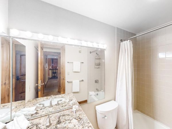 Luxurious Vail Condo Two-Bedroom with Stunning Views & Amenities