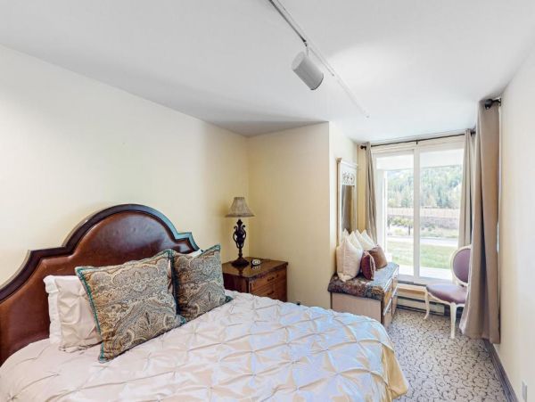 Luxurious Vail Condo Two-Bedroom with Stunning Views & Amenities