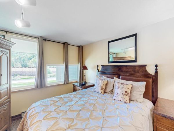 Luxurious Vail Condo Two-Bedroom with Stunning Views & Amenities