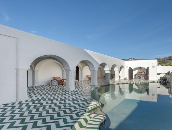 Oceanfront Posh Four Bedroom Vacation Pool Home in Malibu