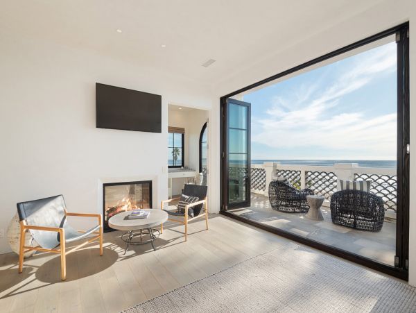Oceanfront Posh Four Bedroom Vacation Pool Home in Malibu