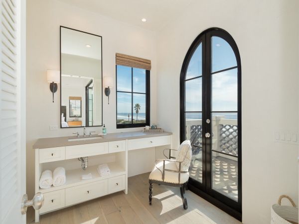 Oceanfront Posh Four Bedroom Vacation Pool Home in Malibu