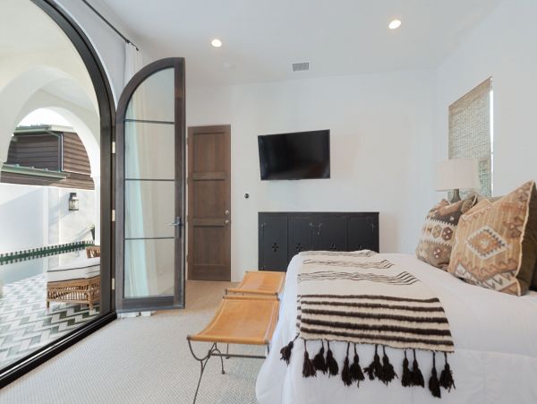 Oceanfront Posh Four Bedroom Vacation Pool Home in Malibu