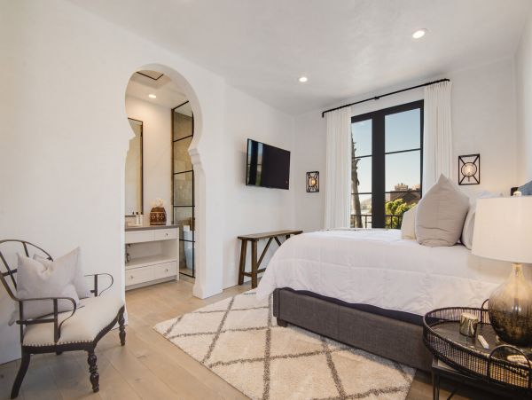 Oceanfront Posh Four Bedroom Vacation Pool Home in Malibu