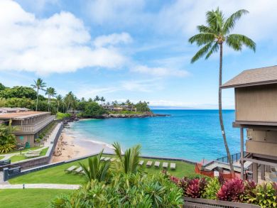 Two Bedroom Beachfront Vacation Condo in Kahana Sleeps 6