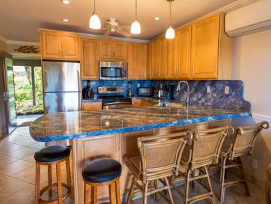 Two Bedroom Beachfront Vacation Condo in Kahana Sleeps 6