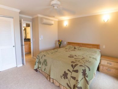 Two Bedroom Beachfront Vacation Condo in Kahana Sleeps 6