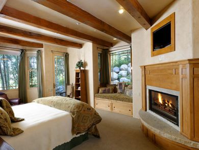 Unique Five Bedroom with Ski-in/Ski-out Access to Two Creeks Unique Five Bedroom with Ski-in/Ski-out Access to Two Creeks