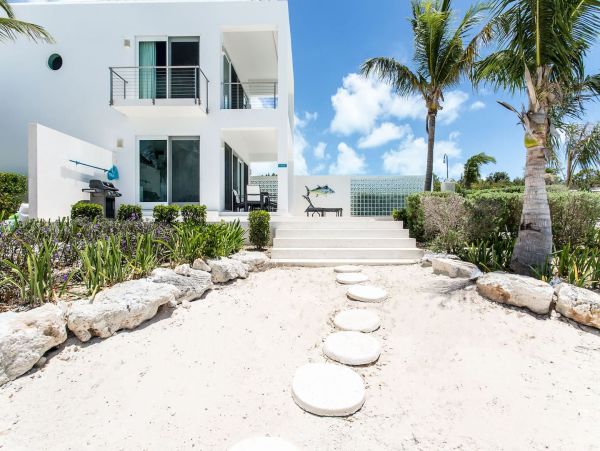 Beachfront Sapodilla Luxury One Bedroom