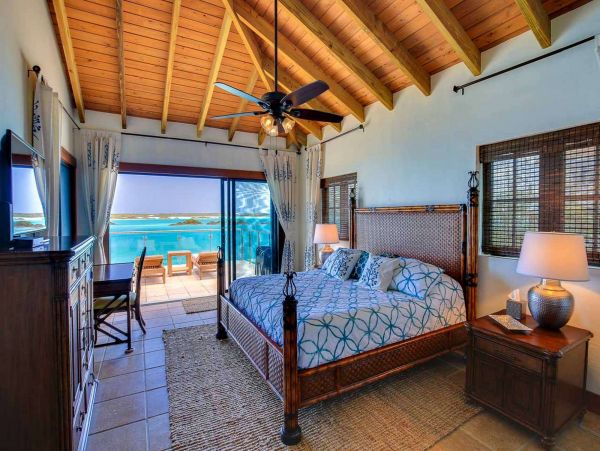 Six Bedrooms Oceanfront Pool Home in Turks And Caicos