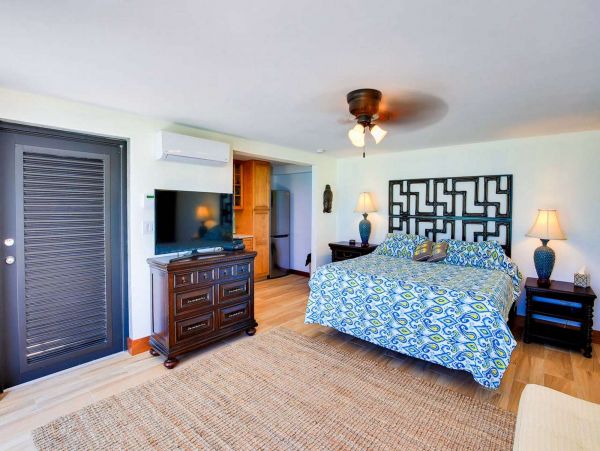 Six Bedrooms Oceanfront Pool Home in Turks And Caicos