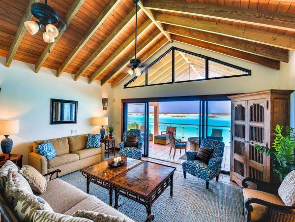 Six Bedrooms Oceanfront Pool Home in Turks And Caicos