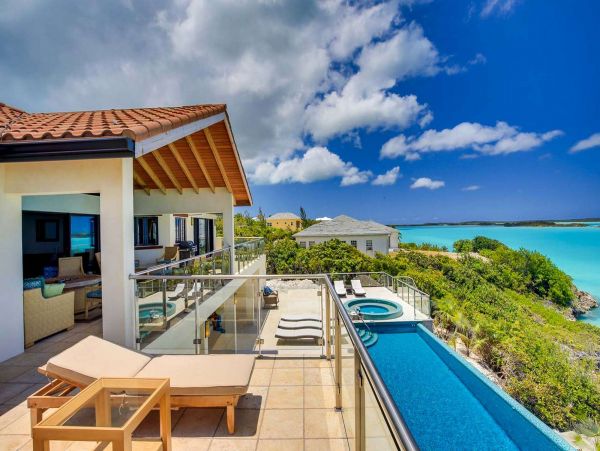 Six Bedrooms Oceanfront Pool Home in Turks And Caicos