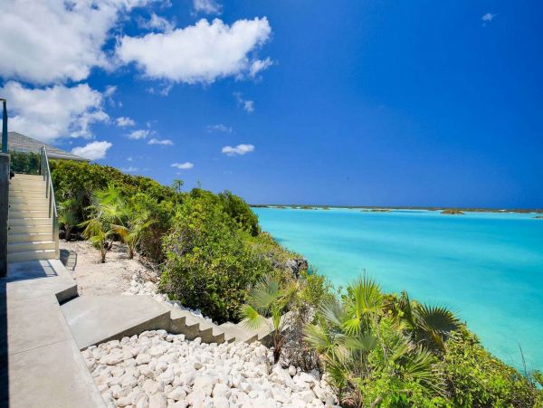 Six Bedrooms Oceanfront Pool Home in Turks And Caicos