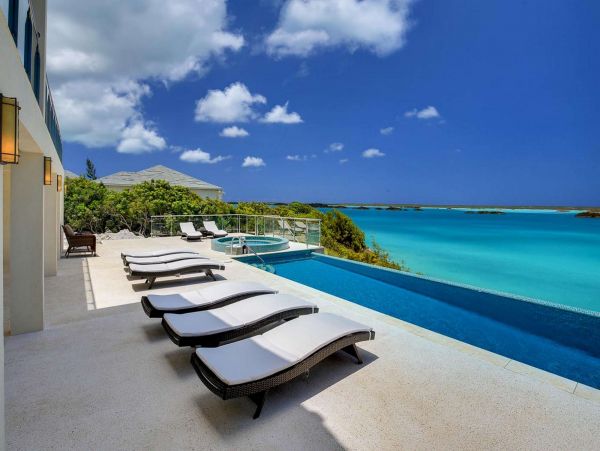 Six Bedrooms Oceanfront Pool Home in Turks And Caicos