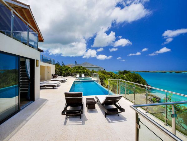 Six Bedrooms Oceanfront Pool Home in Turks And Caicos