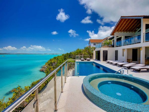 Six Bedrooms Oceanfront Pool Home in Turks And Caicos