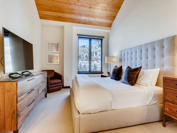 Vail Vacation Penthouse Sleeps 10 Guests Walk to Ski Lifts