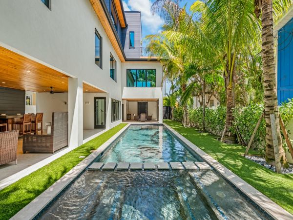 Luxury Vacation Pool Home on Anna Maria Sleeps Eight Guests