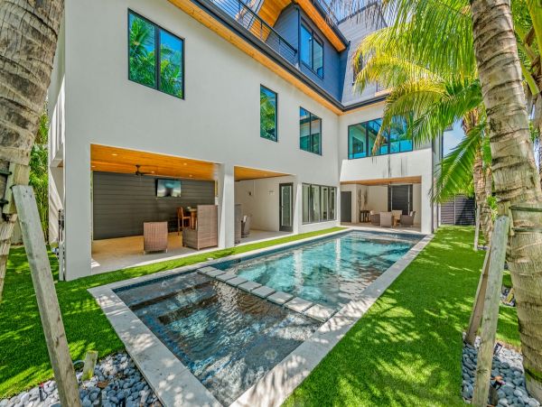 Luxury Vacation Pool Home on Anna Maria Sleeps Eight Guests