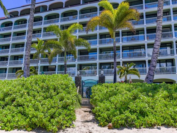 Oceanfront Paradise in West Maui - Relax and Recharge at Our 1-Bedroom Condo