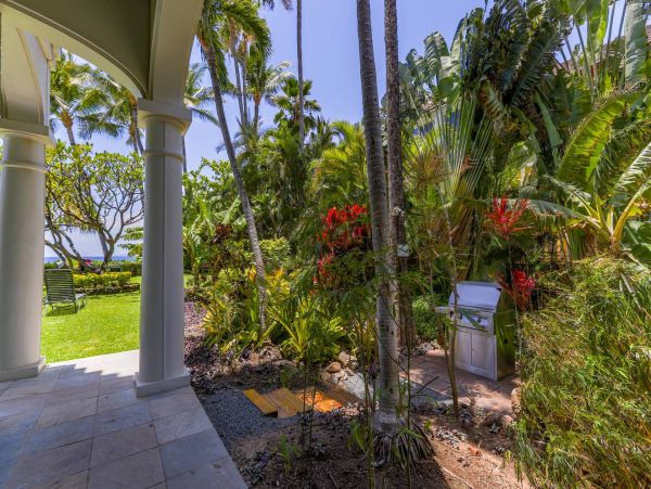 Oceanfront Paradise in West Maui - Relax and Recharge at Our 1-Bedroom Condo