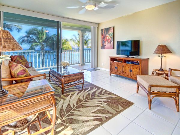Oceanfront Paradise in West Maui - Relax and Recharge at Our 1-Bedroom Condo