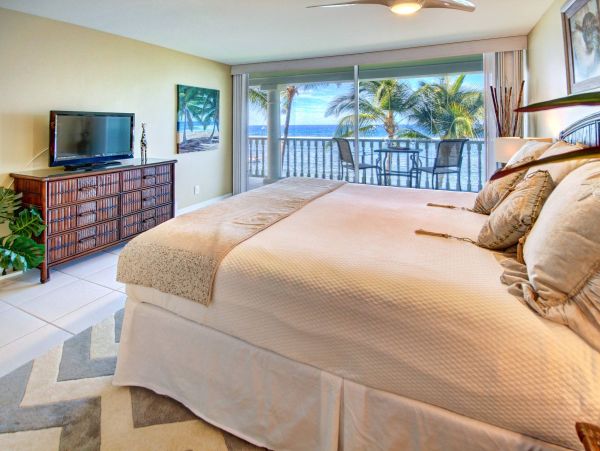 Oceanfront Paradise in West Maui - Relax and Recharge at Our 1-Bedroom Condo