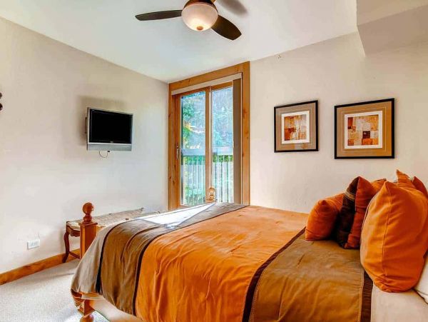 Vail Vacation Condo Sleeps 8 Guests Walk to Lifts Great View