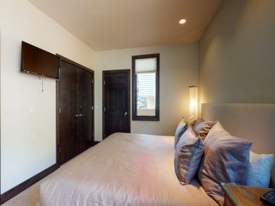 Vail Vacation Rental Condo Three Bedrooms Walk to Ski Lifts