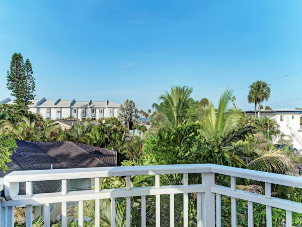 Charming Beach Retreat on Lido Key with Private Pool and Prime Location