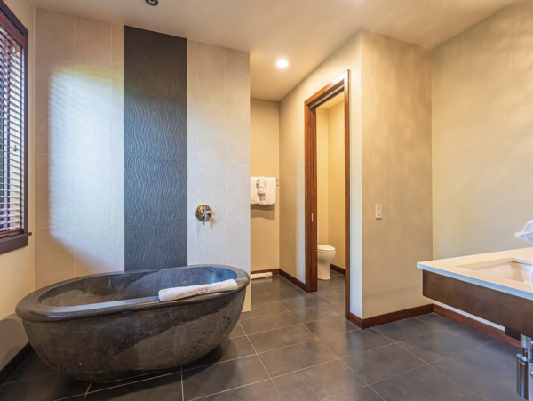 Amazing Lagoon 7 Bedroom Villa in Big Island 10,000 sq FT