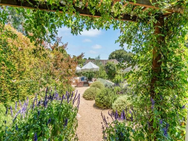 Charming 3 Bedrooms Home Sleeps 6 Guests in Santa Barbara