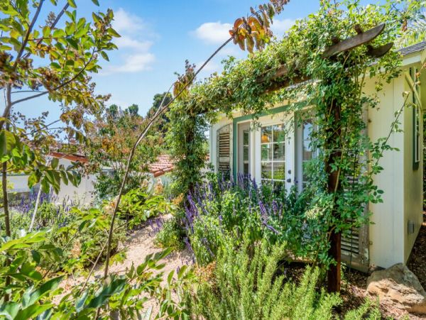 Charming 3 Bedrooms Home Sleeps 6 Guests in Santa Barbara