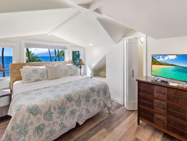 Oceanfront Lahaina Luxury Vacation Rental Sleeps 8 Guests